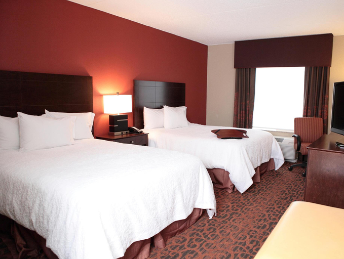 Bedroom 5, Hampton Inn Milan, Gibson