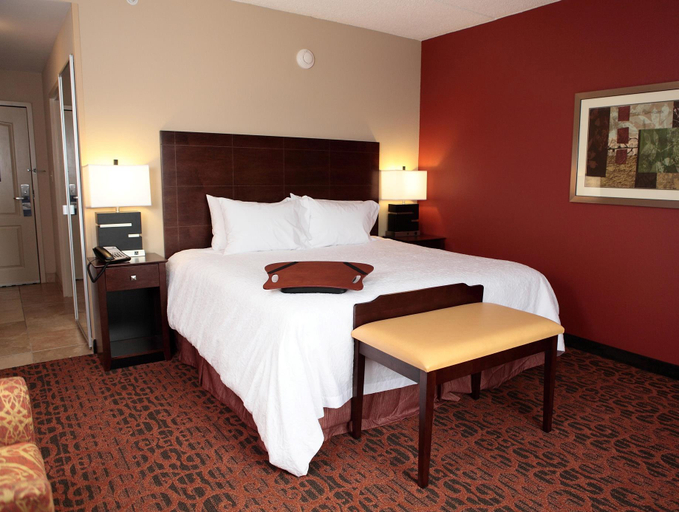 Bedroom 2, Hampton Inn Milan, Gibson