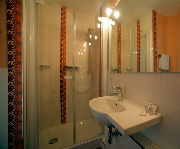Bathroom 3, DORMERO Hotel Düsseldorf, Mettmann