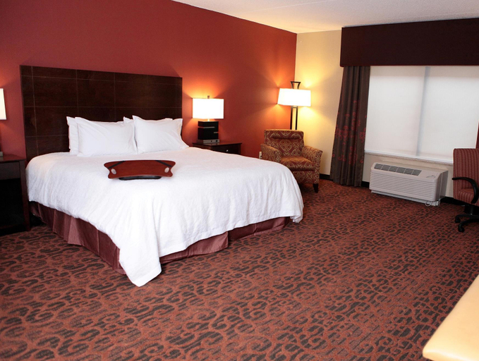 Bedroom 4, Hampton Inn Milan, Gibson