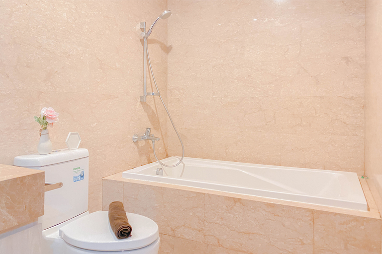 Bathroom 5, Big and Cozy 1BR with Working Room Menteng Park Apartment By Travelio, Jakarta Pusat