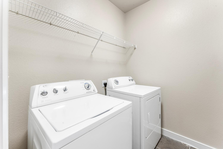 Others 2, Prime SoCo King Bed 1BR & 2BR Suites w Gym, Pickleball, Laundry, Travis
