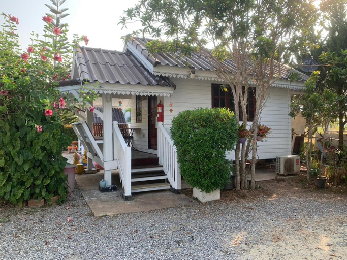 Exterior 8