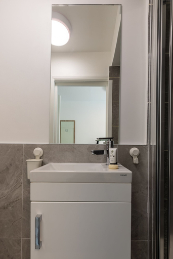 Bathroom 3, Griffin House Hotel, London
