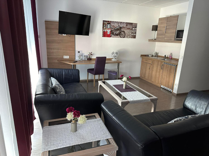 Others 5, Hotel Efcannos, Peine