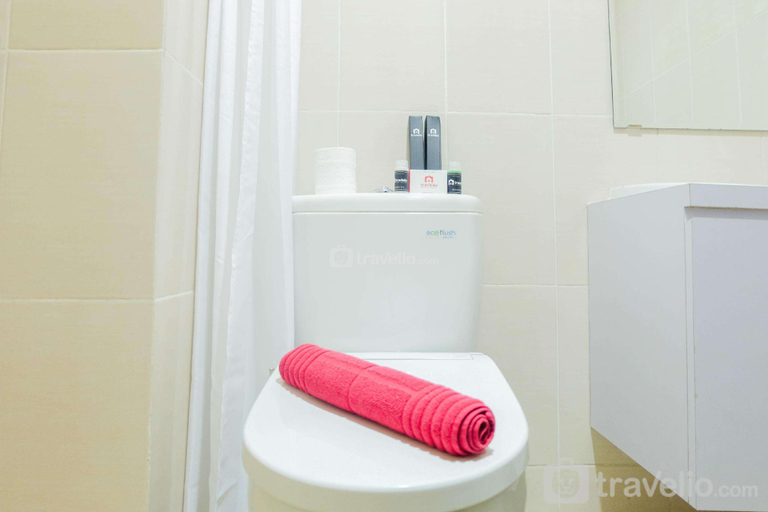 Bathroom 2, Clean and Elegant 1BR at The Oasis Apt By Travelio, Cikarang