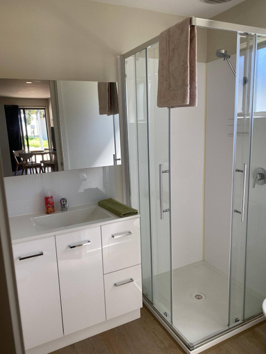 Bathroom, Bundalong Riverside Resort, Indigo - Pt B