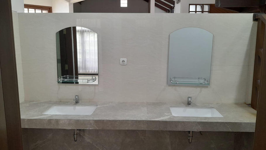 Bathroom 22