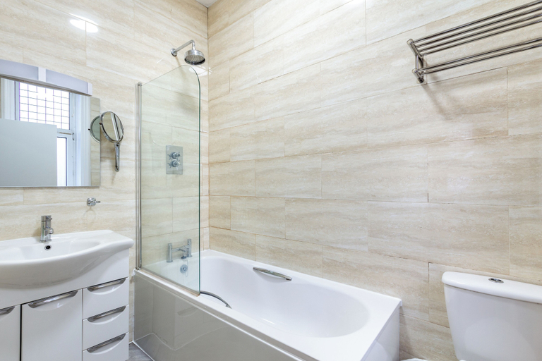 Bathroom 3, London Gatwick Inn, Surrey