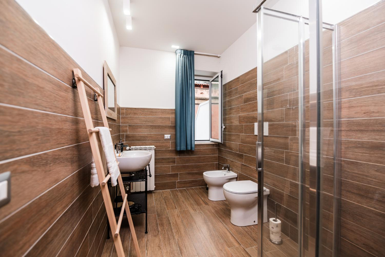 Bathroom 2, DM House & Suite, Catania