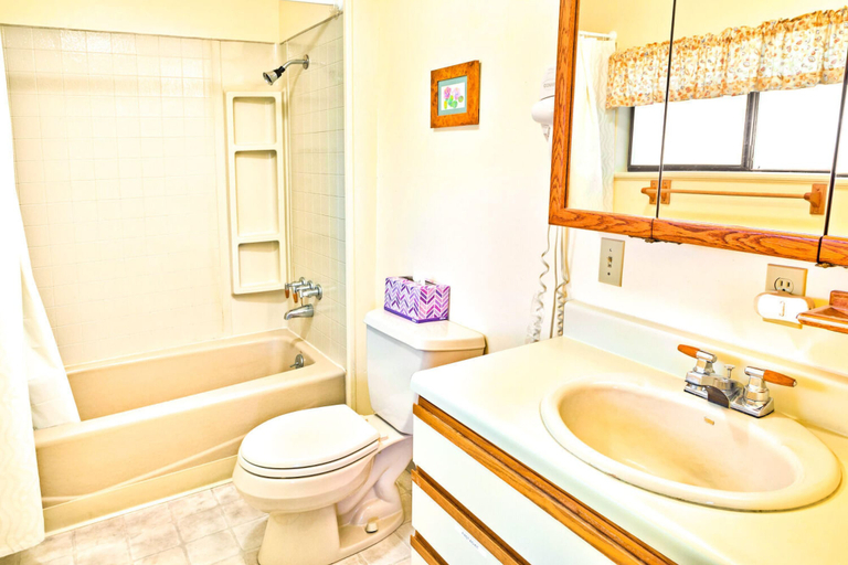 Bathroom, The Searise Cottage in Hoquiam, Grays Harbor