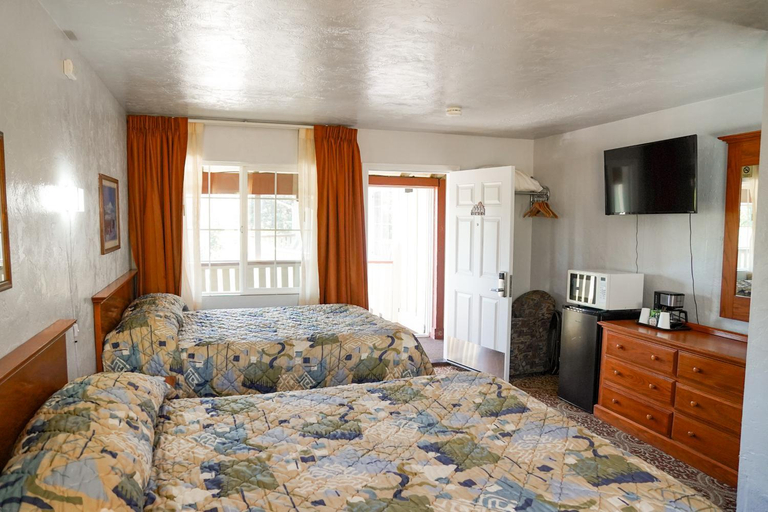 Bedroom 2, Swiss Holiday Lodge, Siskiyou
