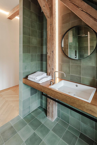 Bathroom 13