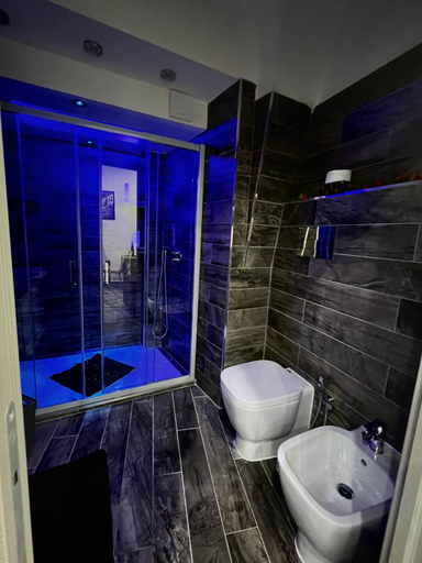 Bathroom 3, Arco dei Borboni, Napoli