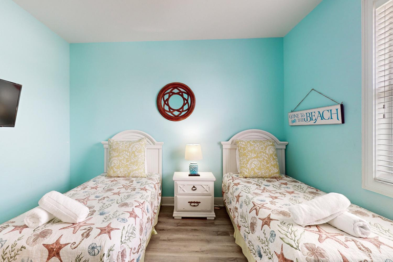 Bedroom, Tropical Daze Upper, Manatee