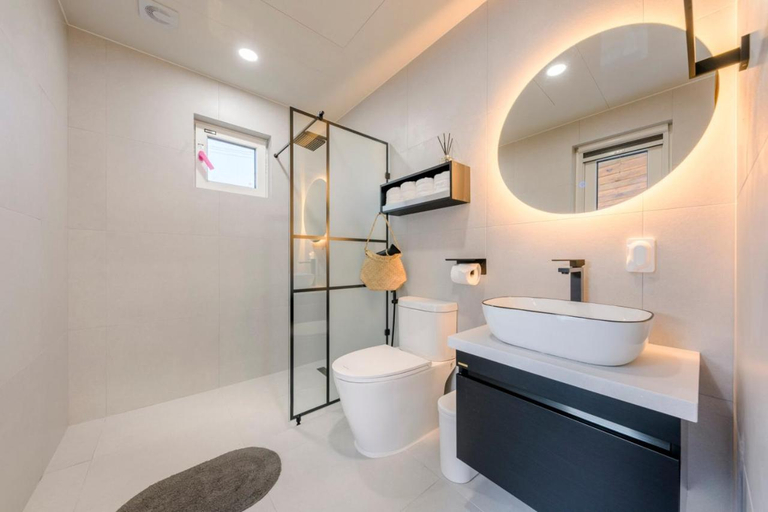 Bathroom 4, Tov & Kara, Jeju