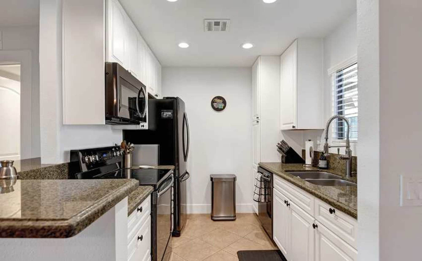 Private kitchen, Cozy Condo w Heated Pool 1 Hr to Joshua Tree NP, Riverside