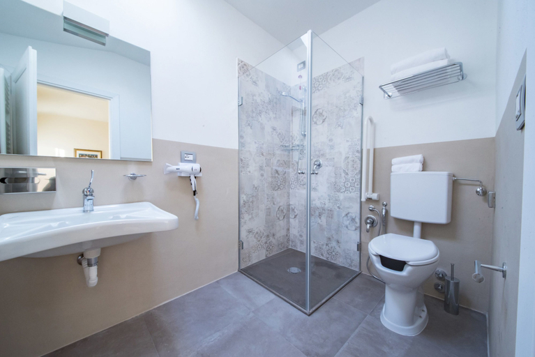 Bathroom 5, Il Palazzo, Perugia