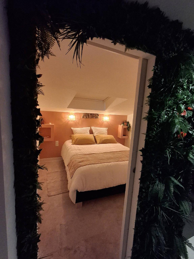 Bedroom 2, La Vie est Belle, Life is beautiful, Bouches-du-Rhône