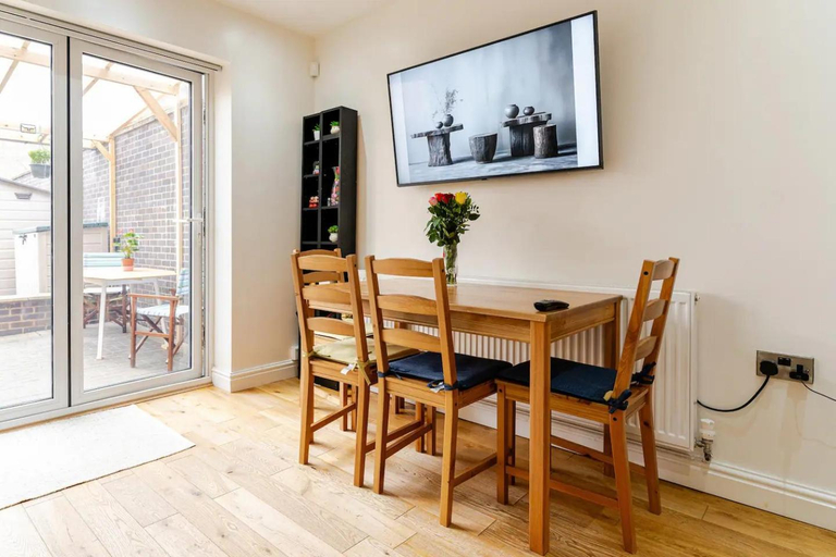 Shared lounge/TV area 2, Quiet Private Homestay, Central Birmingham, Birmingham