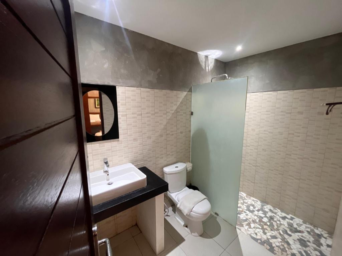 Bathroom 18