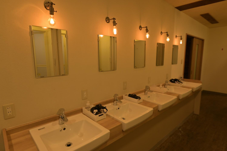 Bathroom 2, Tug-B Bar&Hostel, Otaru