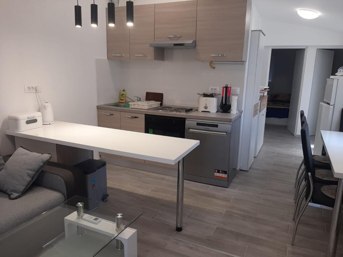 Others 4, H&F apartmani, Vir