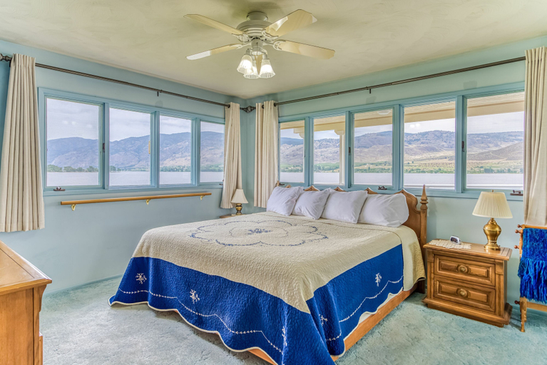 Bedroom 2, Linger Longer Lakeside Cottage, Okanogan