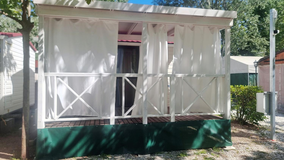 Exterior 15