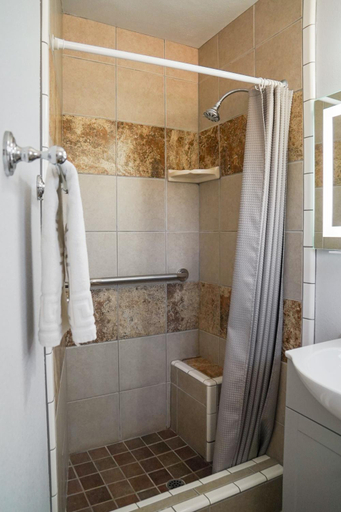 Bathroom 3, Swiss Holiday Lodge, Siskiyou