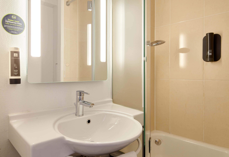 Bathroom 5, B&B HOTEL Paris Roissy CDG Aéroport, Val-d'Oise