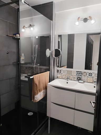 Bathroom 2, Chambre proche Saint Charles et Port avec Netflix, Bouches-du-Rhône