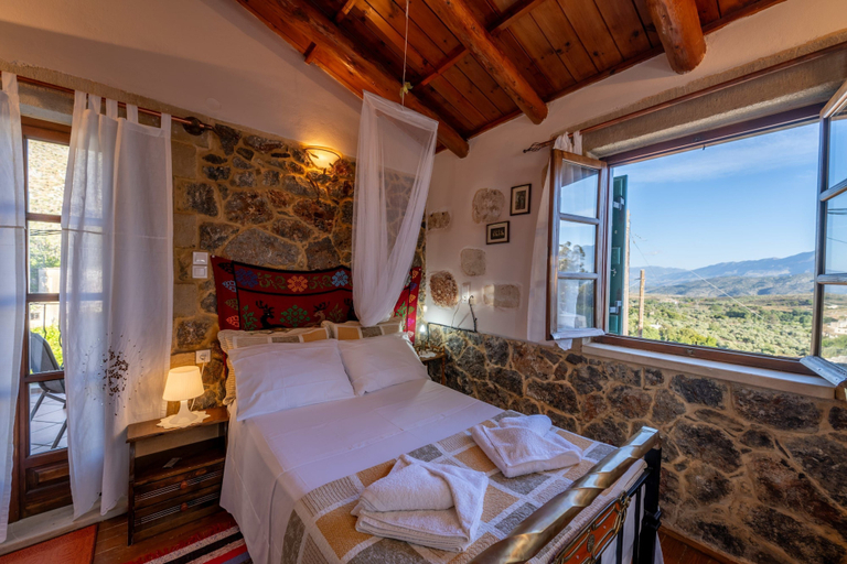 Room 3, Maria s Serene Countryside Retreat by Chania, Crete