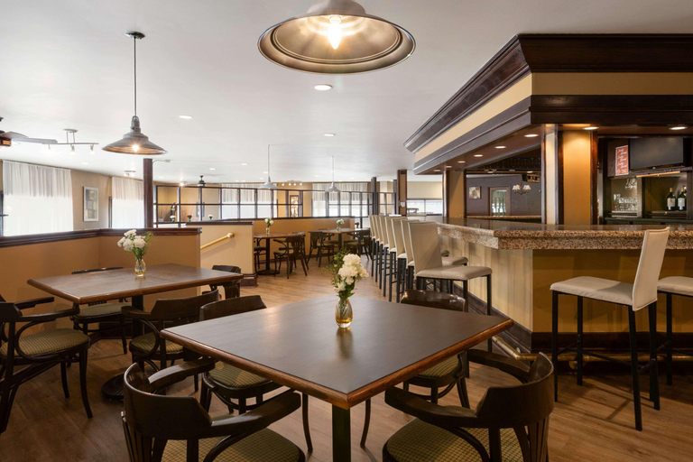 Food & Drinks 5, Days Inn & Conference Centre by Wyndham Renfrew, Renfrew