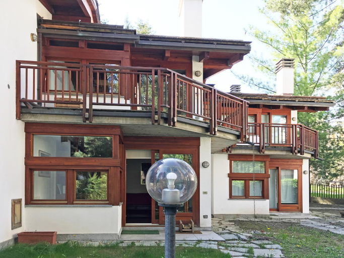 Exterior 10
