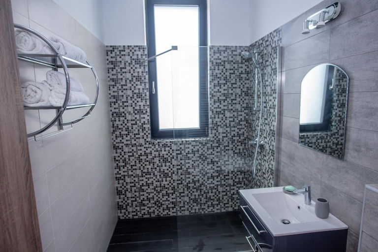 Bathroom 2, Constantinos Apartment Mamaia Nord, Navodari