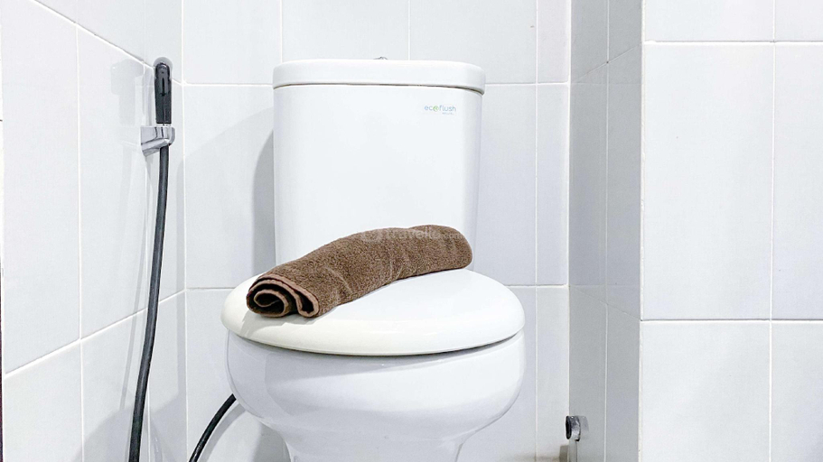 Bathroom 2, SimplyLook Studio Casa De Parco Apt By Travelio, Tangerang