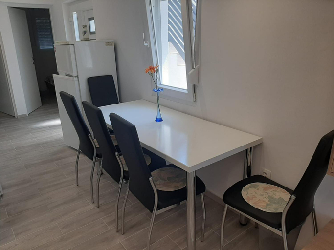 Others 5, H&F apartmani, Vir