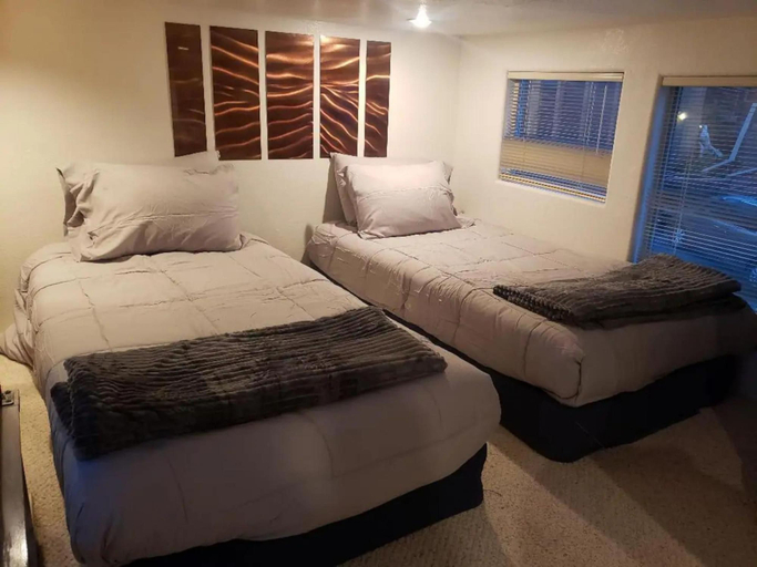 Bedroom 2, Oceanview Cabin 26 w Jacuzzi Striking Views, Del Norte
