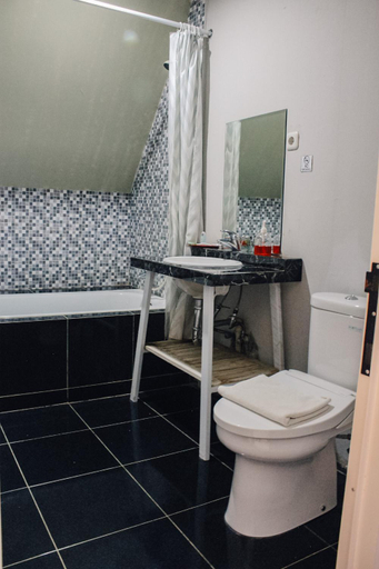 Bathroom 3, Seaside Villa & Muse Beach Resto, Jepara