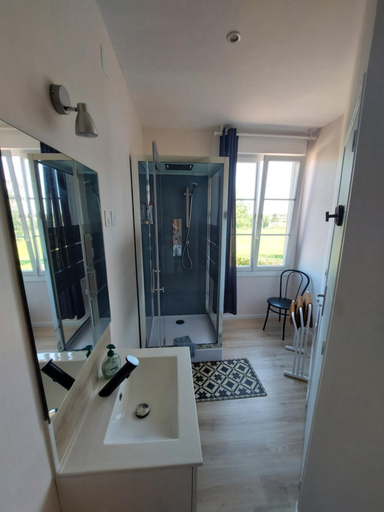 Bathroom, Chez Marie, Marne