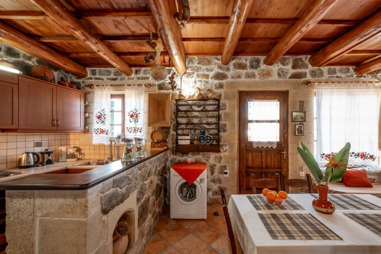 Room 5, Maria s Serene Countryside Retreat by Chania, Crete