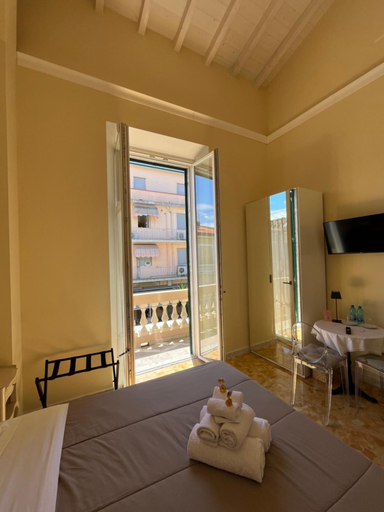 Bedroom 2, Pura vida, Lucca