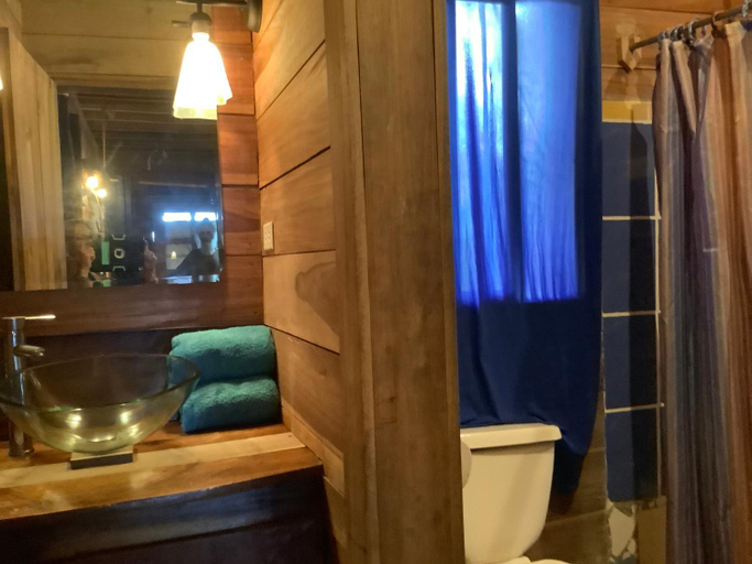 Bathroom 3, Life is Good, Bocas del Toro