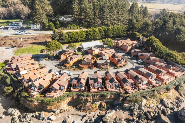 Exterior & Views 2, Oceanview Cabin 19 Jacuzzi Large Deck w Seating, Del Norte