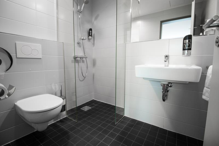 Bathroom 10