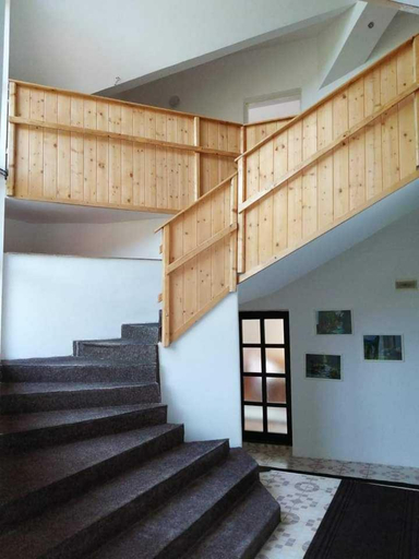 Others 3, Egyszeru es nagyszeru Hostel, Gheorgheni