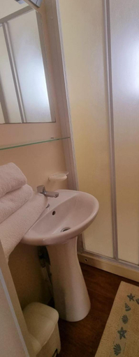 Bathroom 4