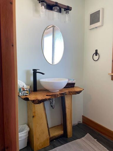 Bathroom 4, Hekate's Retreat, Skeena-Queen Charlotte