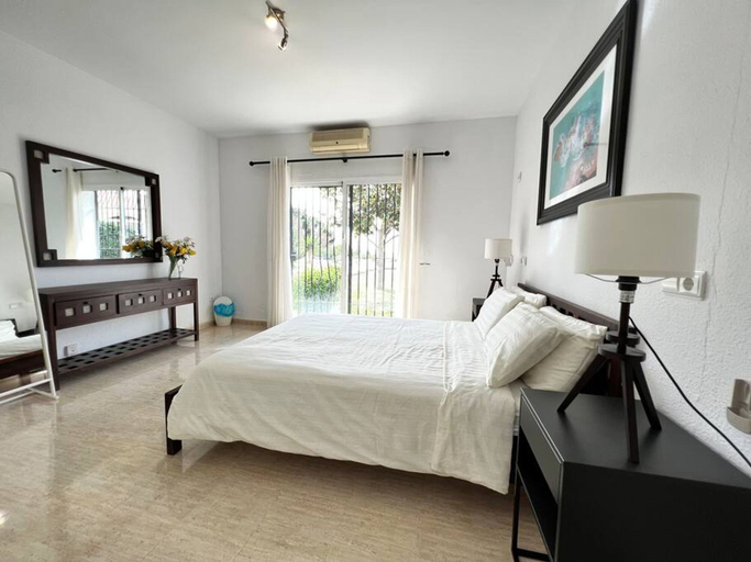 Room 3, Beautiful Villa With Pool Scenic Views Sleeps 8, Málaga